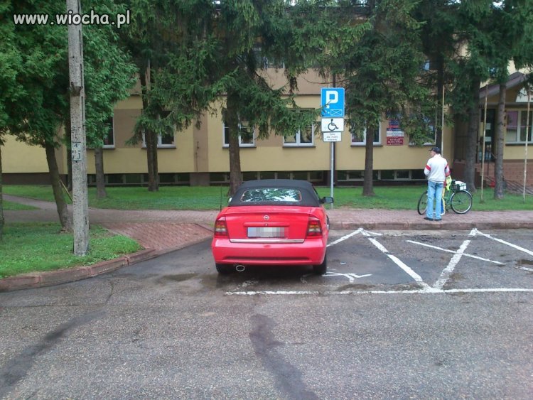 Pewna pani ze straży miejskiej tak zaparkowała