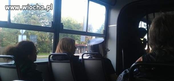 Siedzi w tramwaju człowiek z garnkiem na głowie