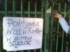 Pokrywka wal w furtkę w domu słychać...