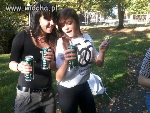 2 15-latki szpanują alkoholem 