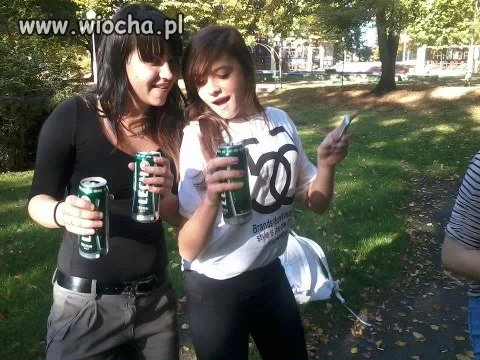 2 15-latki szpanują alkoholem 
