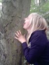 Lizanie drzewa przez blondynkę
