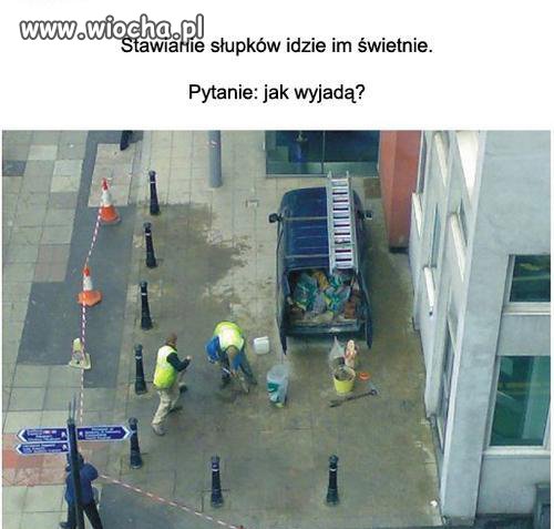 Stawianie słupków idzie im świetnie...