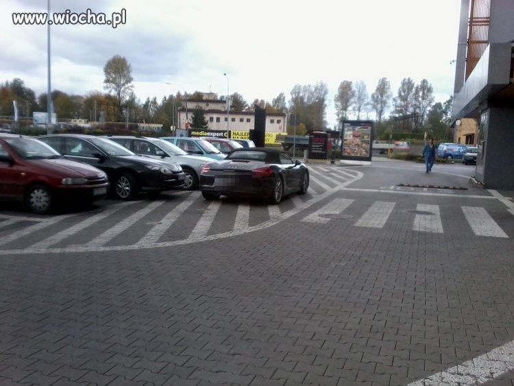 Blondyna myśli, że jak jeździ Porsche to jej wolno