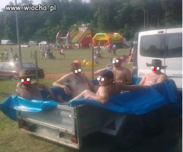 Chłopaki na pełnym lansie jadą na festyn