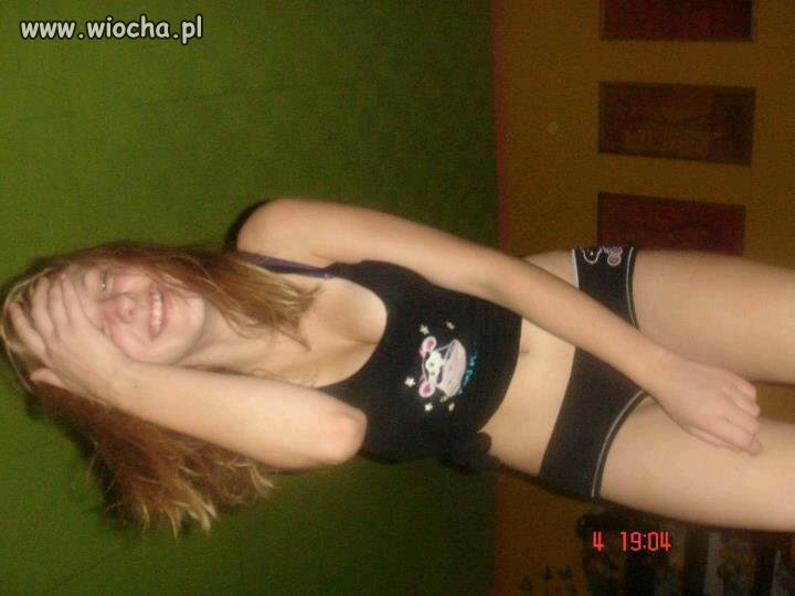 Typowa dziewczyna, dodająca zdjęcia na facebooku