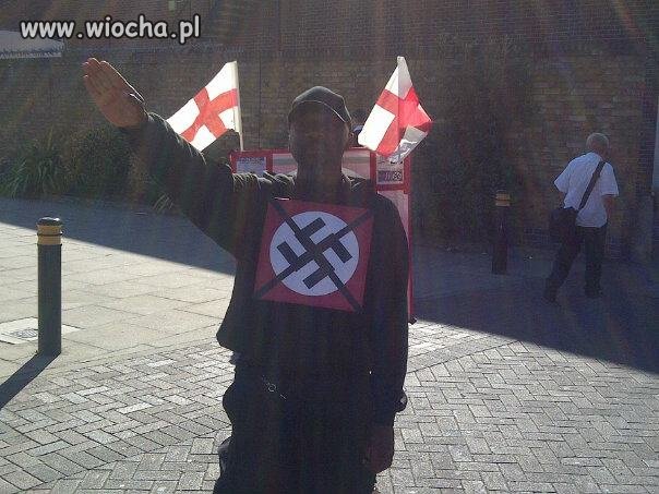 Swastyka przekreślona i salutuje 