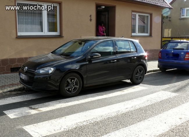 Z cyklu "Mistrzowie parkowania"