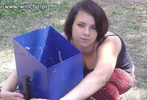 Piękna fotka przy pojemniku na śmieci