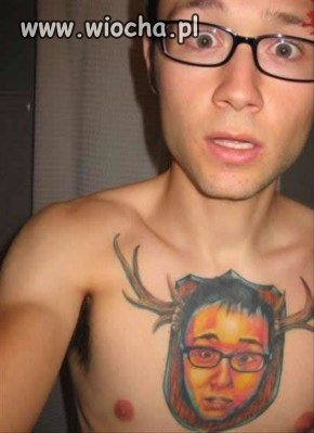 Hipsterska moda, tatuowanie sobie jelenia na klacie 