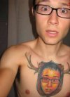 Hipsterska moda, tatuowanie sobie jelenia na klacie 