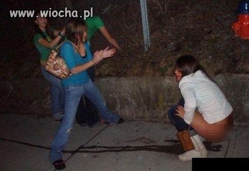 A ta jej jeszcze przyklaskuje