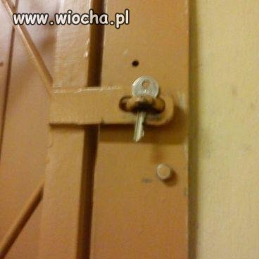 Drzwi zamknięte na klucz i to dosłownie
