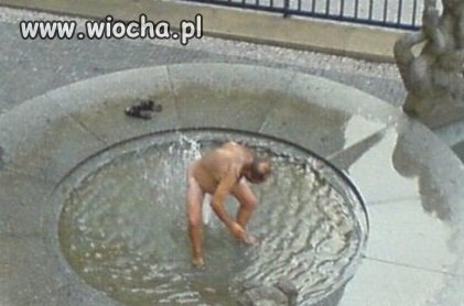 Kąpiel w fontannie miejskiej