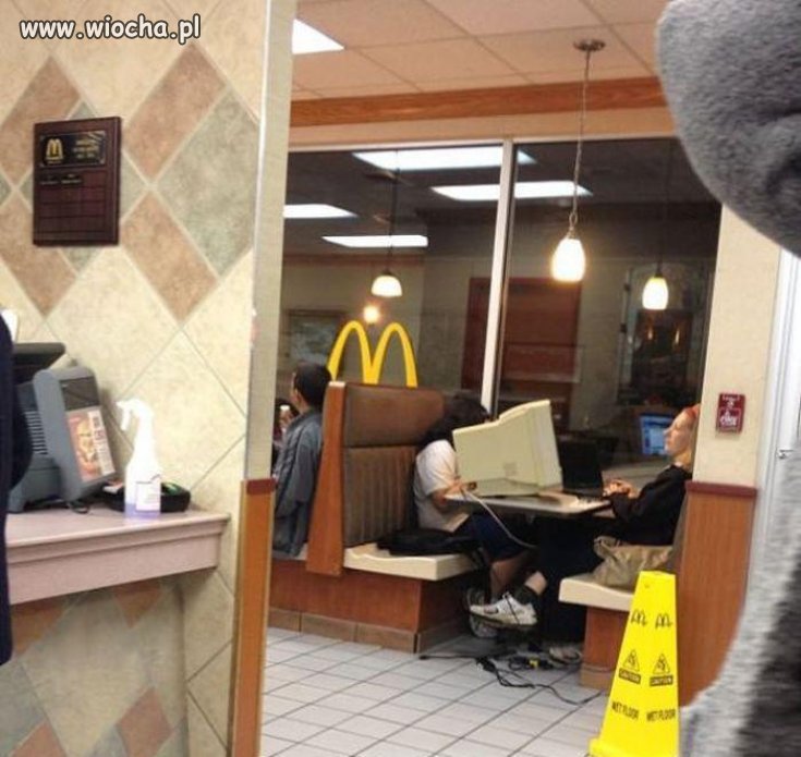 Z "przenośnym " komputerem w McDonalds
