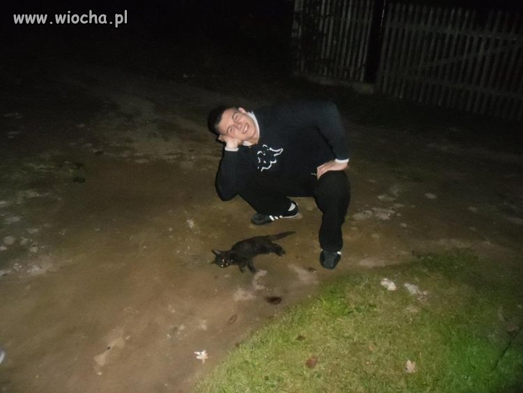 Podpis pod zdjęciem:  z kociakiem 