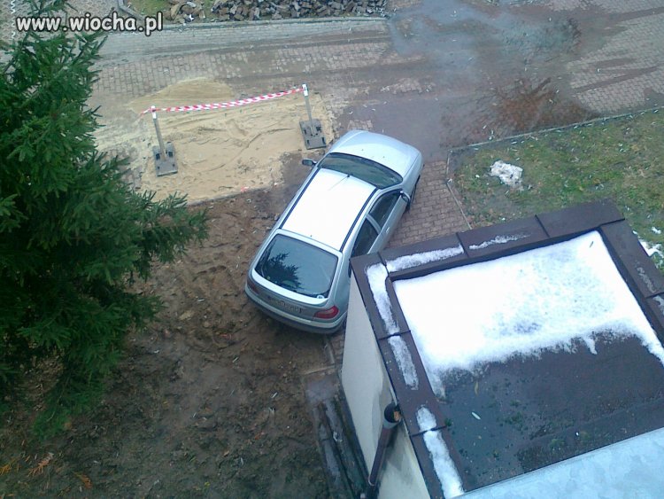 Kolejny mistrz parkowania.
