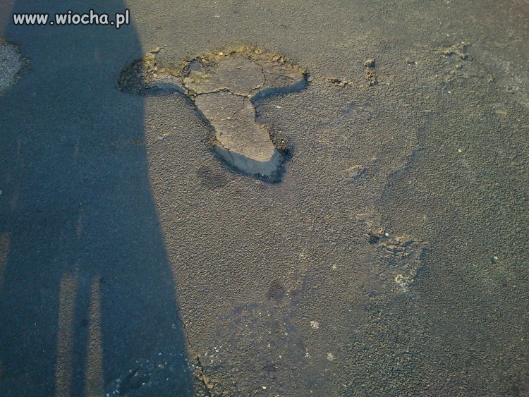 Jak widać dziury na drogach nabierają kształtów...