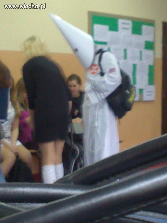 Ciekawy ubiór na "wypad" do szkoły...