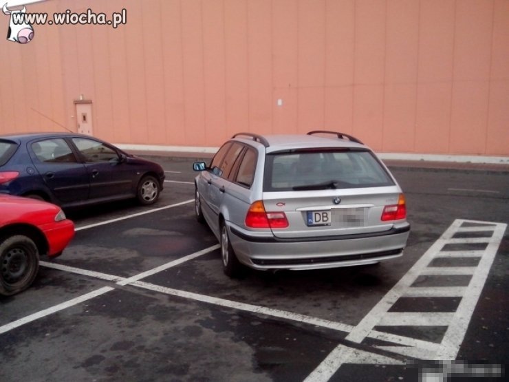 Rybka na klapie upoważnia do takiego parkowania?