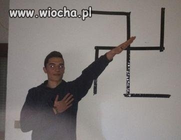 Ta uniesiona ręka pokazuje poziom jego głupoty