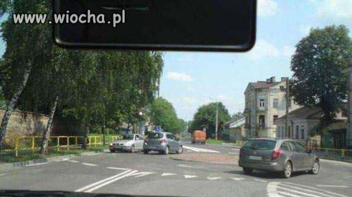 Bardzo dobrze a teraz na rondzie pojedziemy w lewo