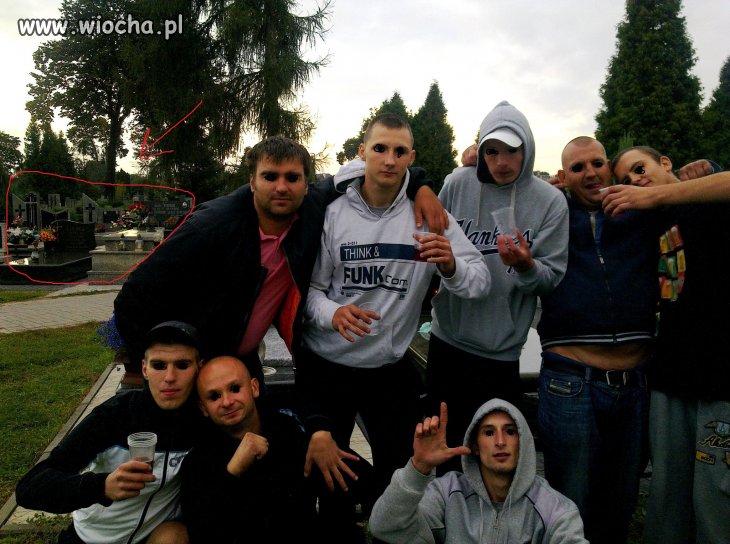 Picie na cmentarzu. Wiocha!!!