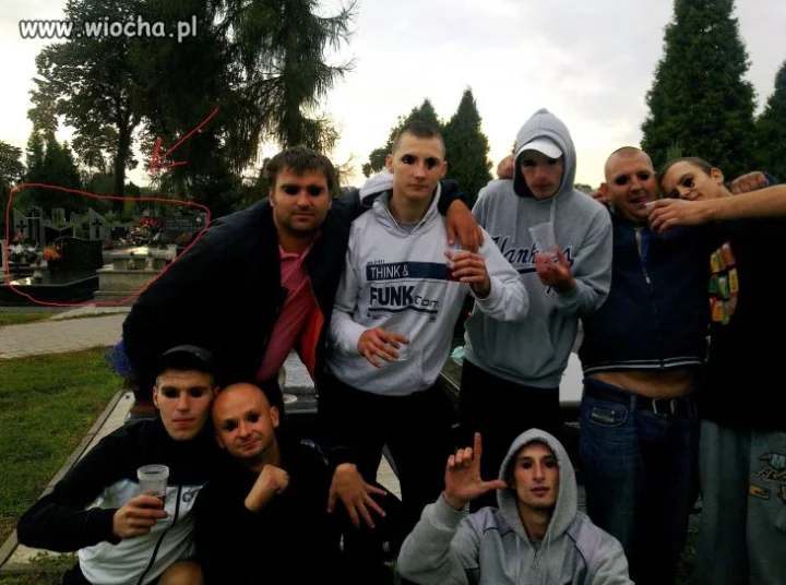 Picie na cmentarzu. Wiocha!!!
