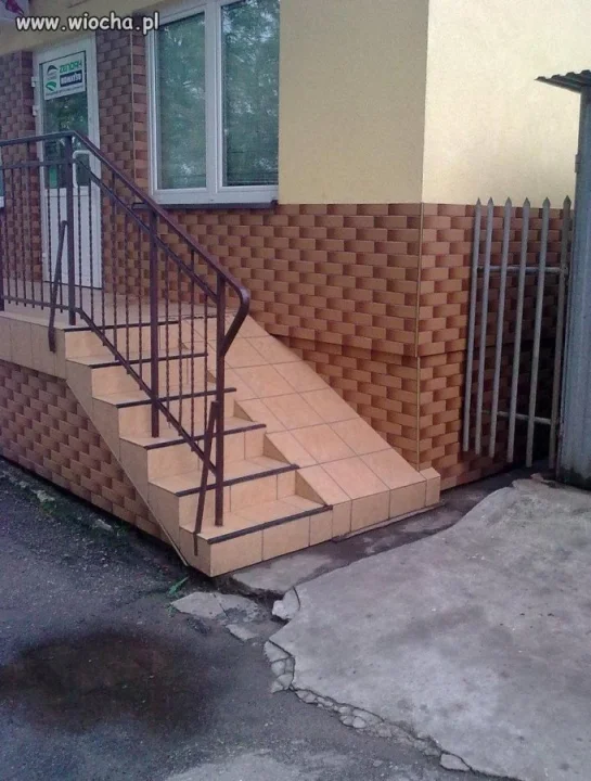 Scyzoryk się sam otwiera.