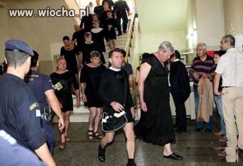 Jacyś dziwni ci...kapłani???!!!