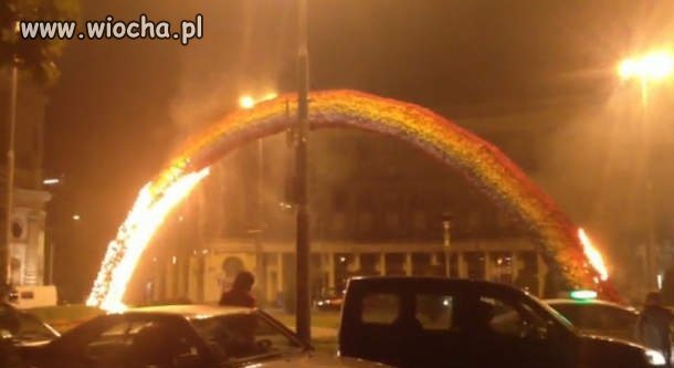 Pijak wandal podpalił tęcze w Warszawie