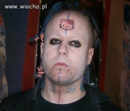 Tatuaż Hello Kitty, gołe lalki przywiązane do