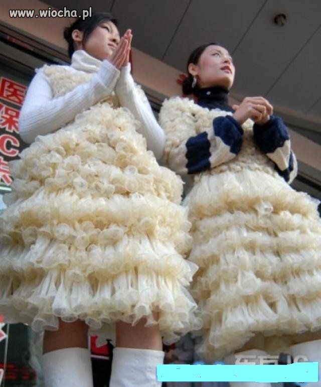 Gumowe sukienki.