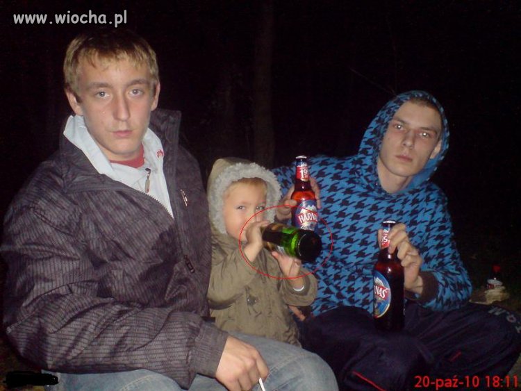 W takim wieku rozpijać swoje dziecko...Głupota!