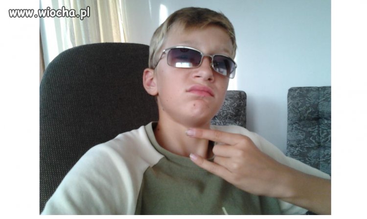 Szpan okularami na fb ! Zobaczcie jego paznokcie !