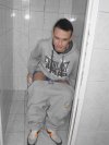 Załatwiam się w szkolnej toalecie