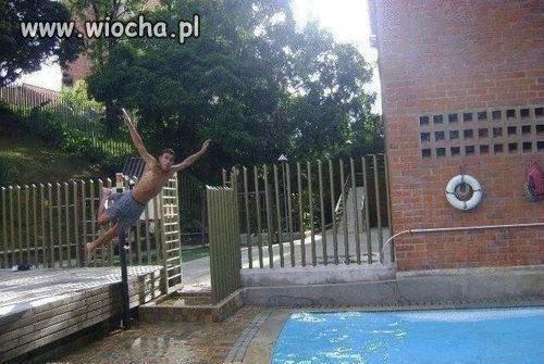 Skok do basenu