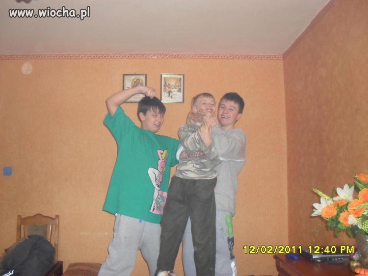 Zabawa z młodszym bratem 