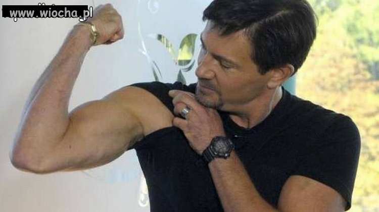 Wyćwiczony biceps Krzysia