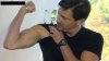 Wyćwiczony biceps Krzysia