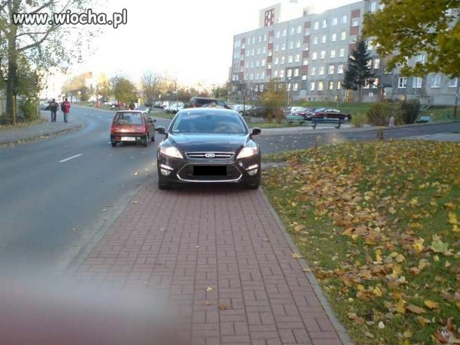 Niedaleko parking a ta staje na chodniku