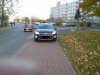 Niedaleko parking a ta staje na chodniku