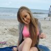 Chyba nałożyła na twarz za dużo pudru ...