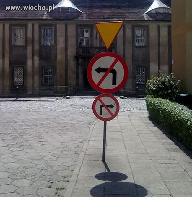 Sądząc po wielkości znaków, za skręt w prawo 