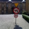 Sądząc po wielkości znaków, za skręt w prawo 