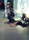 Policjant kupił buty bezdomnemu. Zdjęcie poruszyło USA