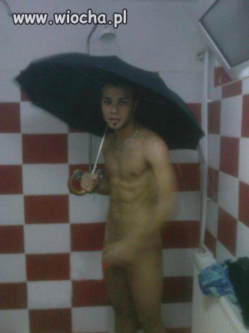 Zastanawia mnie po co mu ten parasol?