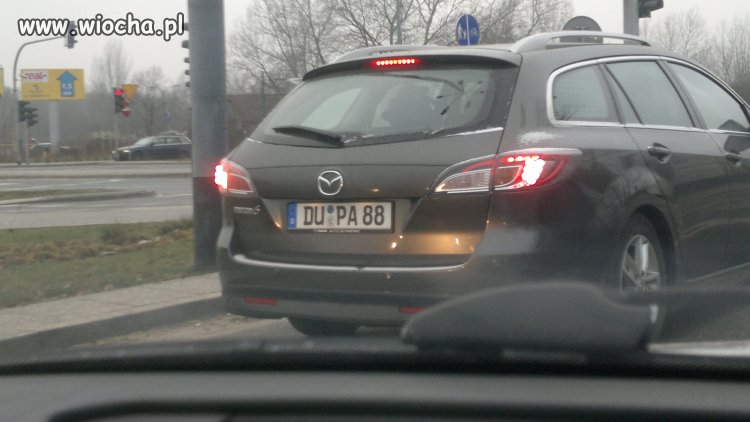 Przyjeżdża do obcego kraju z rejestracją w języku