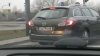 Przyjeżdża do obcego kraju z rejestracją w języku