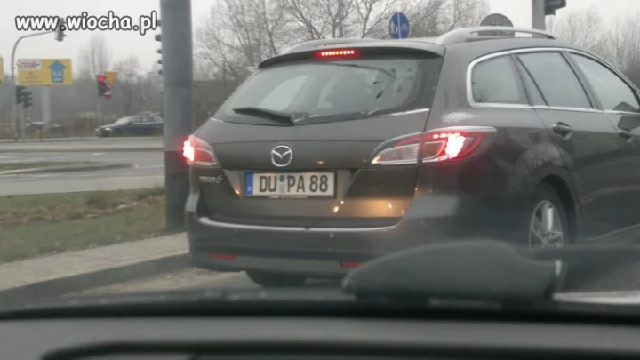 Przyjeżdża do obcego kraju z rejestracją w języku